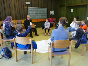 Symbolische Mantelteilung mit den Kommunionkindern (Foto: Karl-Franz Thiede)